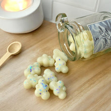 Load image into Gallery viewer, Wax Melt scoopies in Glass Jar with Spoon in Fresh Clean Cotton Scent
